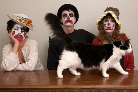 Das San Francisco-Trio The Sandwitches maskiert als Clowns mit Katze